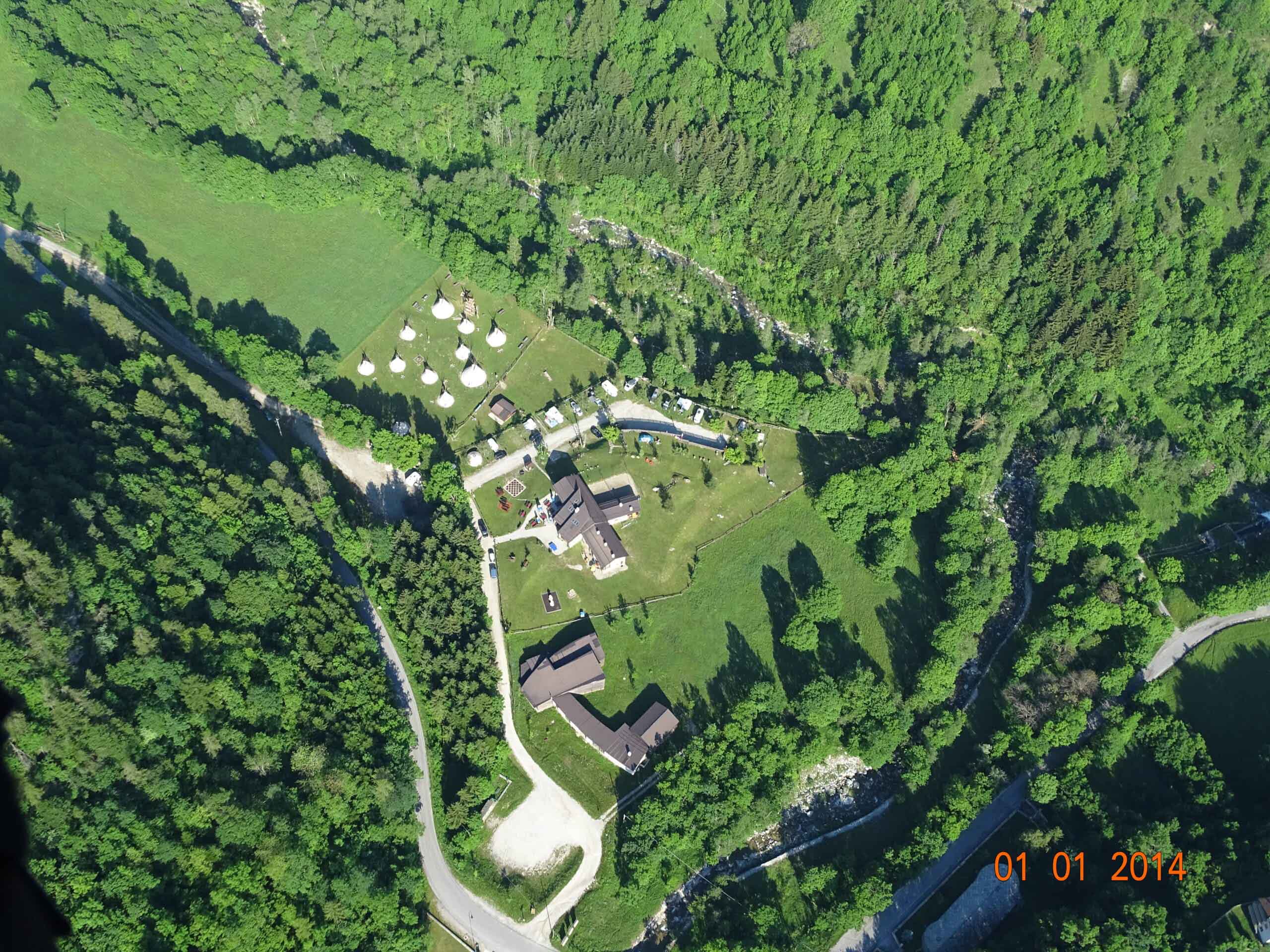 panoramic photo by drone: discover the camper pitches, the area for pitching the tent and the main house with bar and restaurant