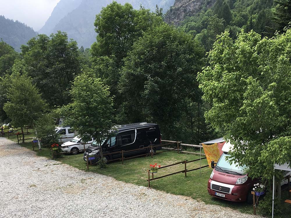 camper_vicino_sponda_fiume